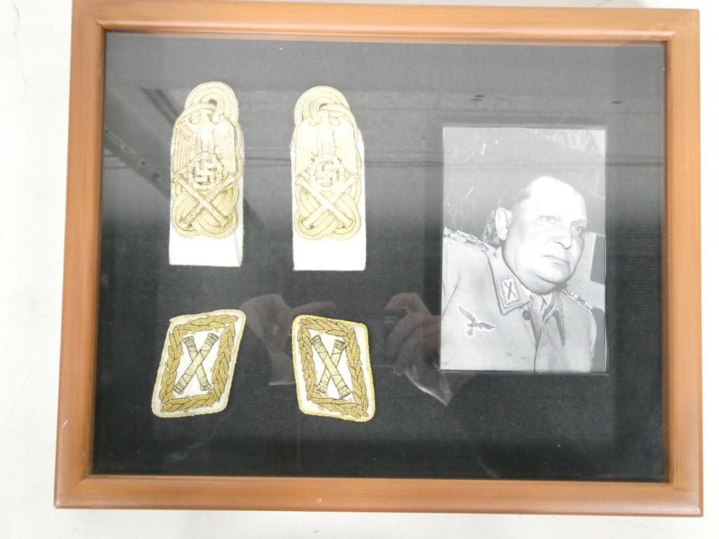 Repro Goring Insignia Set: Repro Goring Insignia Set - Nice embroidery and guilding on the shoulder board eagles. Comes in a display.