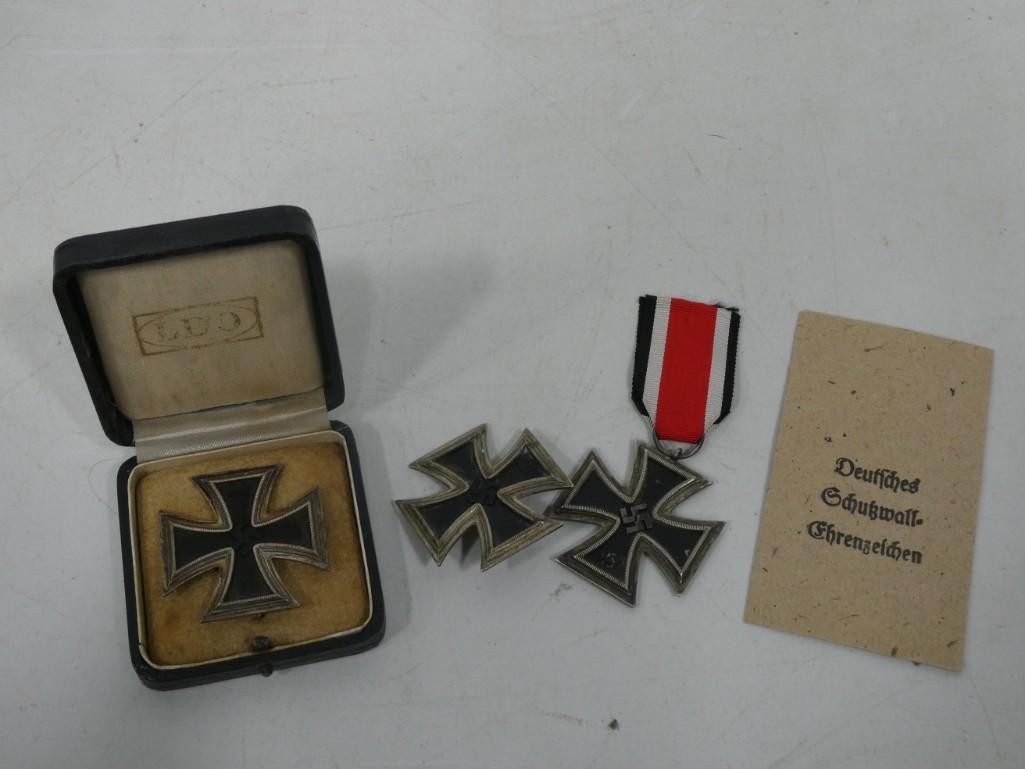 Pair of World War II German Medals one with case (1 of 8)