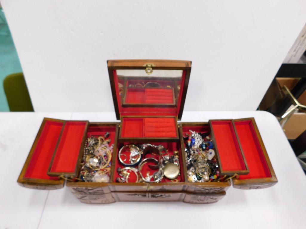 Jewelry Box with Costume Jewelry: Jewelry Box with Costume Jewelry, Watches, etc. Condition: watches are untested, includes only what you see in the pictures
