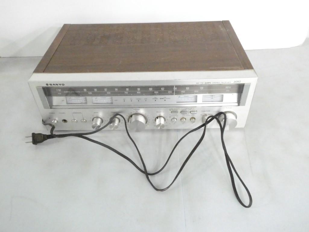 Vintage Sanyo AM FM Quartz Stereo Receiver 2050 (1 of 4)