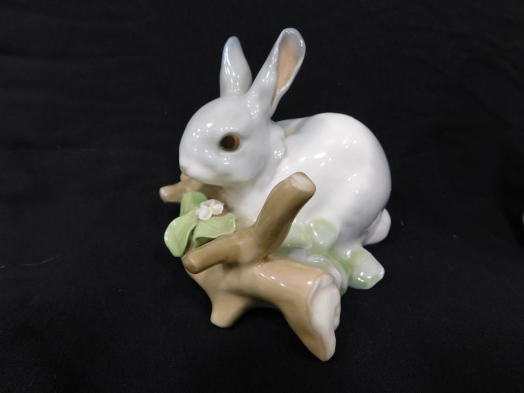Lladro Rabbit Eating 4772 Porcelain Bunny Figurine (1 of 4)