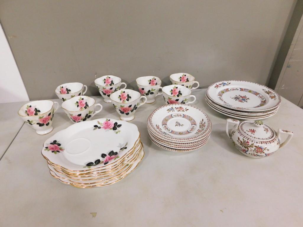 China incl Spode Nigel and Windsor Bone China: China incl Spode Nigel and Windsor Bone China . Condition: 1 of the Spode plates has a chip. Everything is as you see it in the pictures.