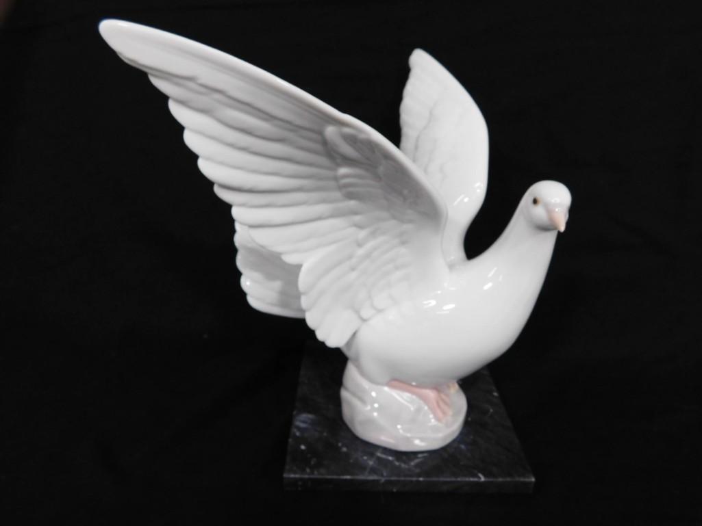 Lladro Taking Flight 6288 Dove or Bird Figurine: Lladro Taking Flight 6288 Dove or Bird Figurine. Also includes a stone base to set it on.