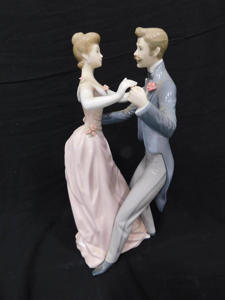 Lladro Anniversary Waltz 1372 Porcelain Figurine (1 of 8)