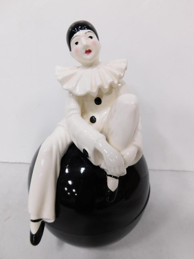 Taste Setter by Sigma Pierrot Trinket Box Figurine Sitting on a Ball (1 of 6)