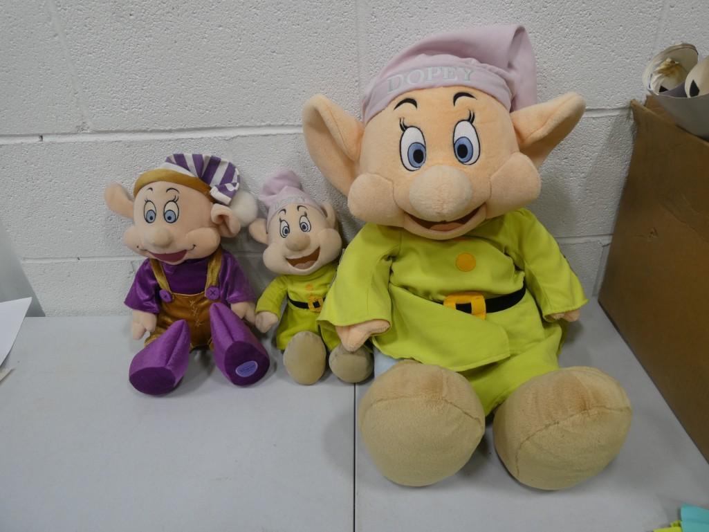 Disney 7 Dwarfs Plush - includes 2 Dopeys and a Dopey as an Elf: Disney 7 Dwarfs Plush - includes 2 Dopeys and a Dopey as an Elf. The one on the right is much bigger.