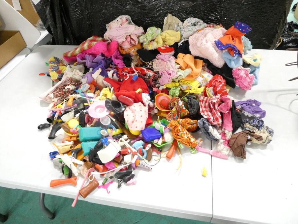 Huge Lot full of doll clothes and accessories (1 of 8)