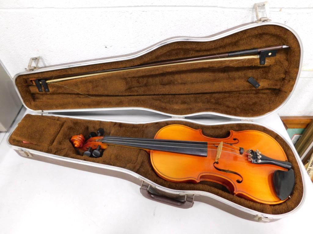 Susuki Violin 4/4 Size Model 220 with Bow and Hard Case (1 of 6)