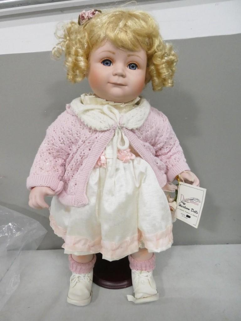 22" Leanne Porcelain & Cloth Doll Limited Edition 495/5000: 22" Leanne Porcelain & Cloth Doll Limited Edition 495/5000 Duck House Heirloom Dolls with Original Tag Condition: damage to left shoe. Please see pictures. Clean, vgc