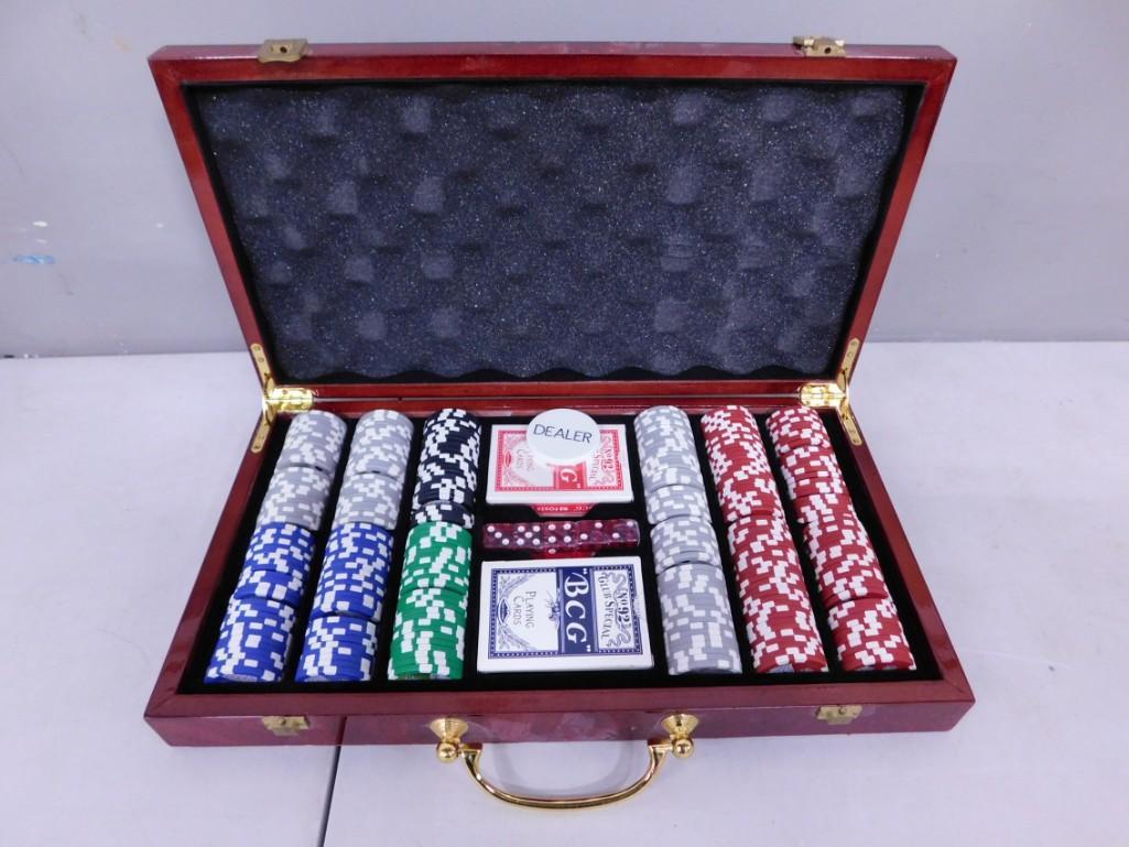 Very Nice Poker Chip set with a nice wooden lacquered Case: Very Nice Poker Chip set with a nice wooden lacquered Case. Looks to be unused.