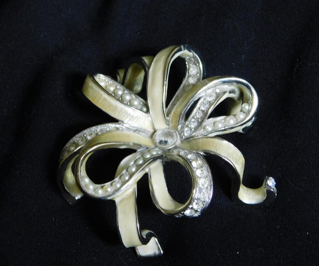 Jay Strongwater Bow Paperweight: Jay Strongwater Bow Paperweight