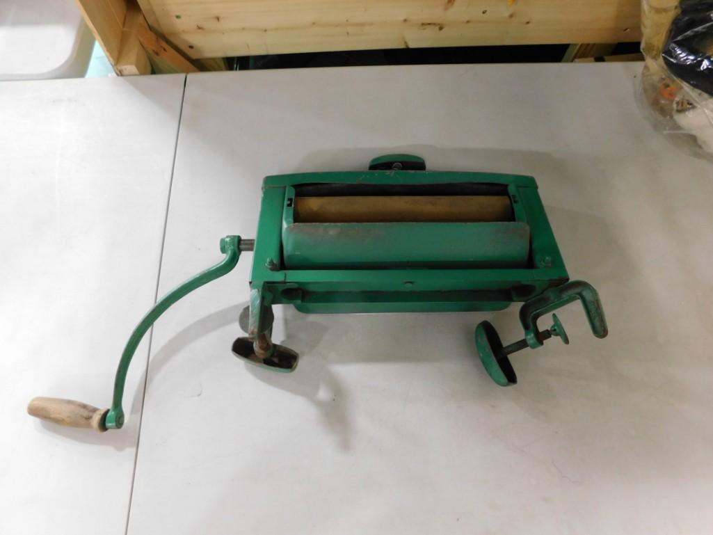 Vintage Hand Crank Laundry Wringer (1 of 4)