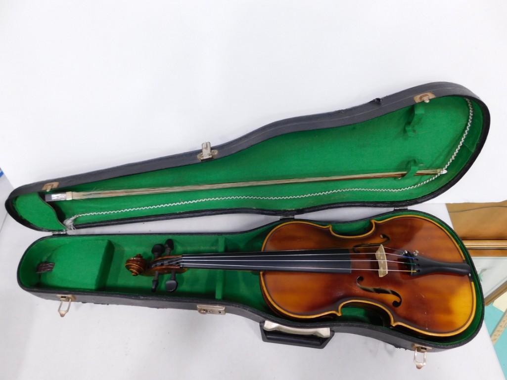 Violin with Bow and Hard Case (1 of 5)
