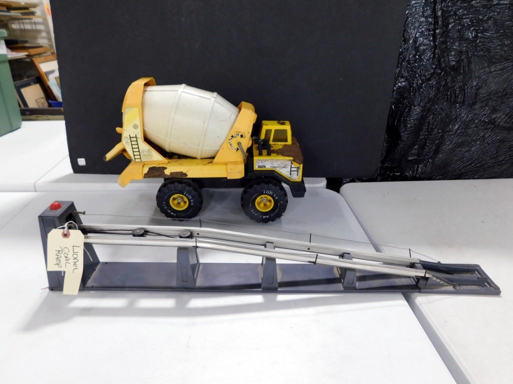 Vintage Tonka Dump Truck and a Lionel O Scale Coal Ramp (1 of 11)