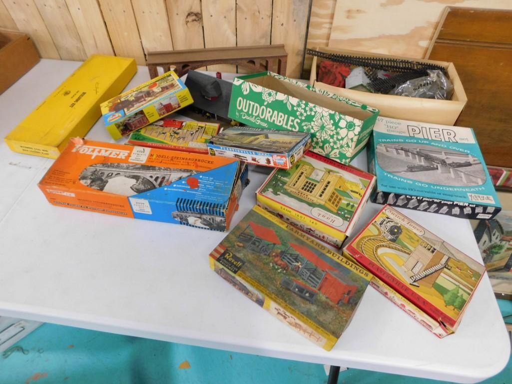 Lot of H0 Scale Accessories - Building Kits, etc. (1 of 9)