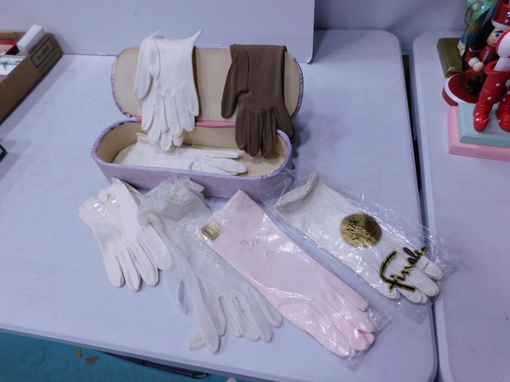 7 pairs of Vintage fancy women's Gloves with a holder: 7 pairs of Vintage fancy women's Gloves with a holder