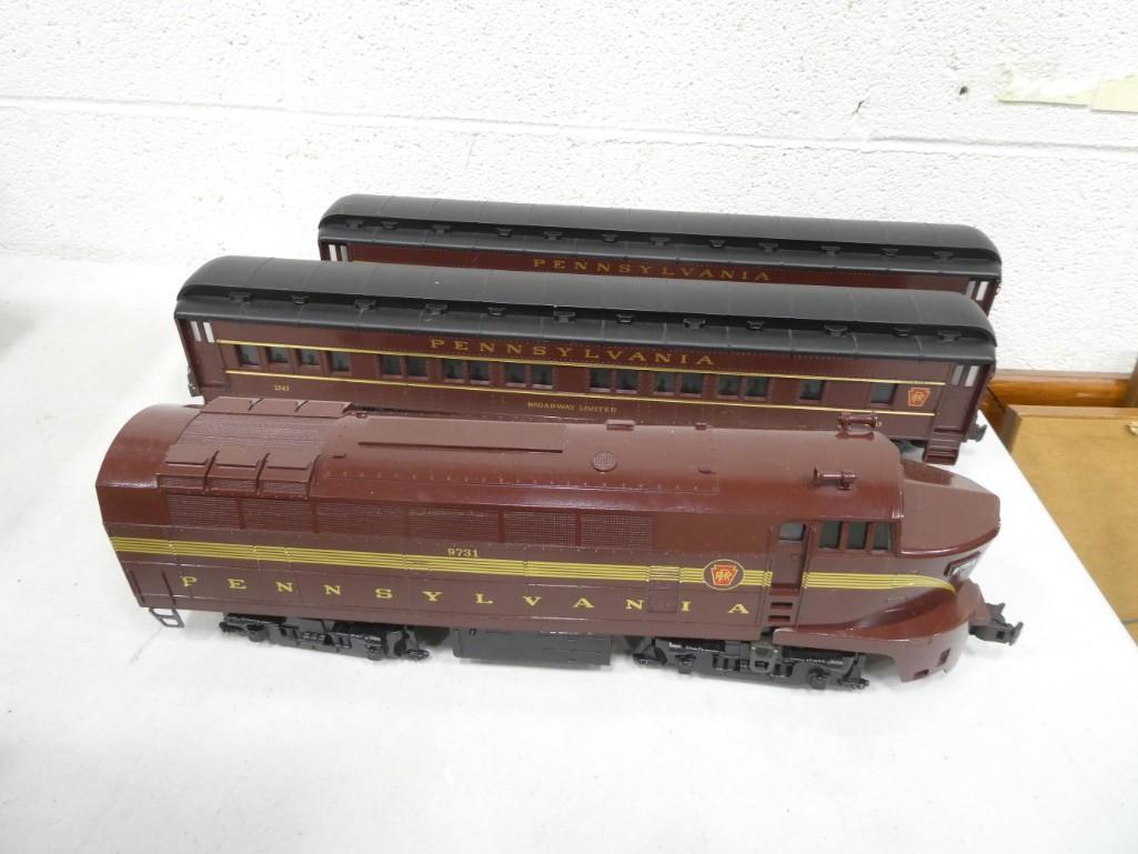 Williams Trains - Pennsylvania 9731 Engine and two cars (1 of 8)