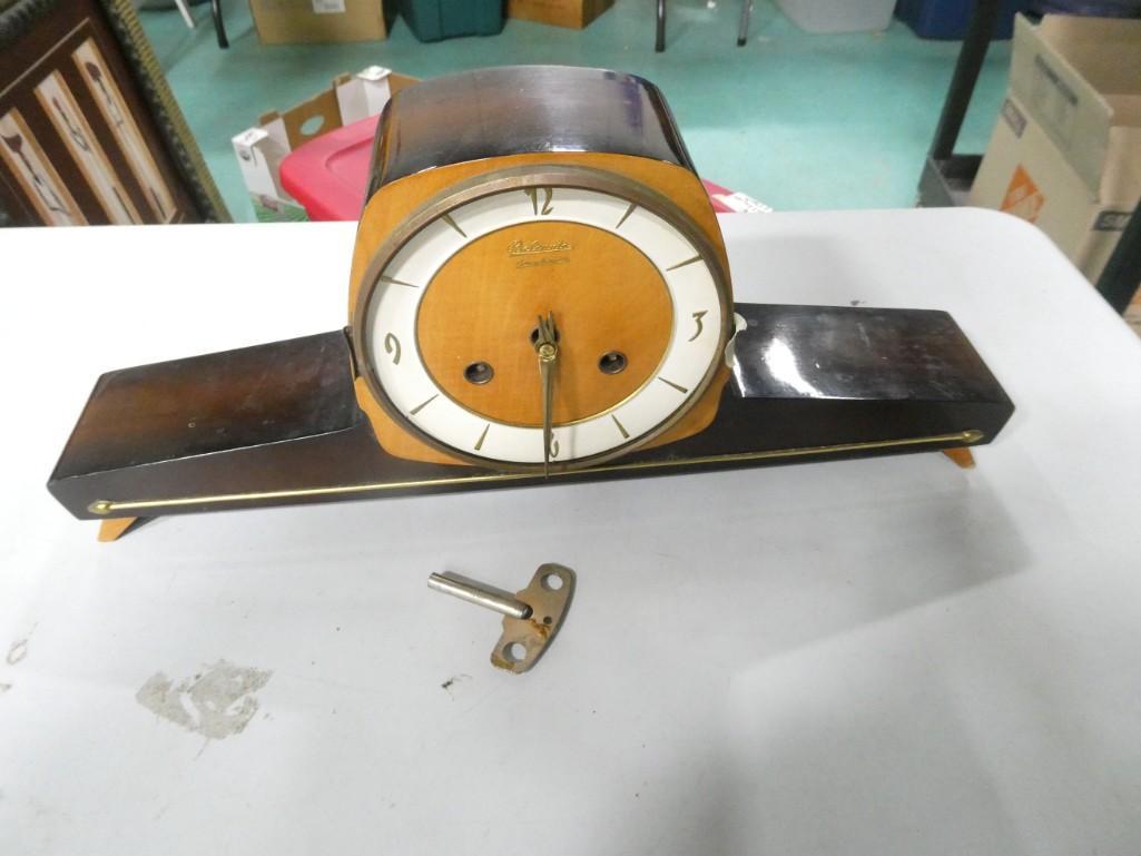 Vintage Wind up Mantel Clock with key (1 of 5)