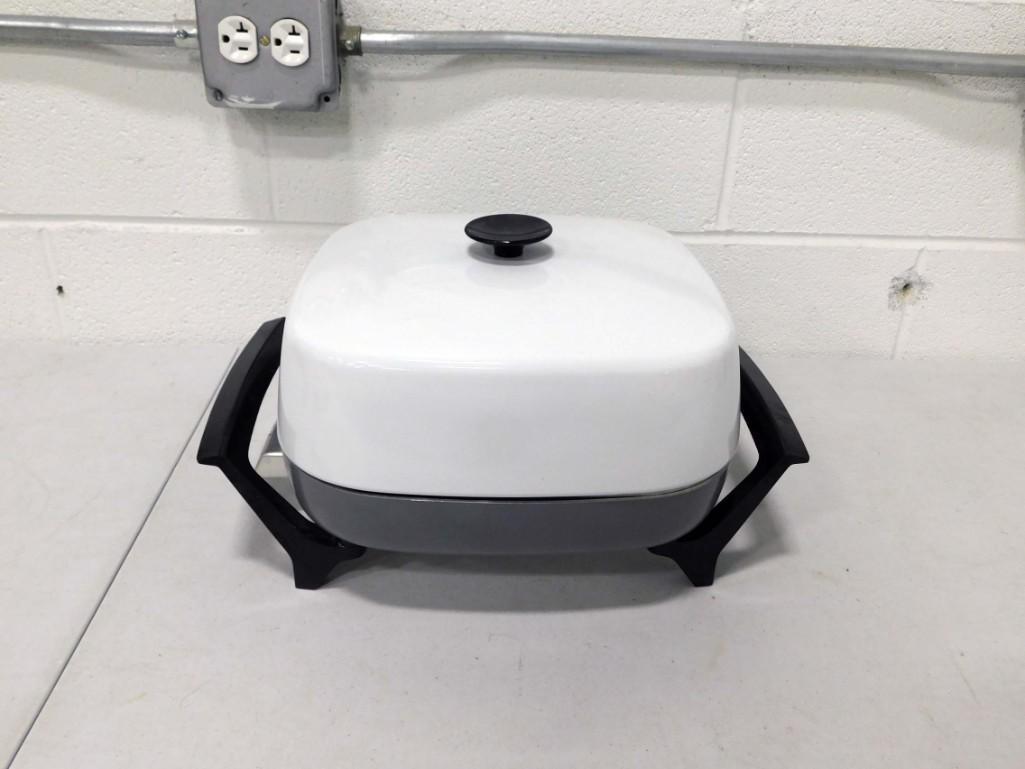 Electric Fryer: Electric Fryer Condition: nice and clean. Appears very lightly used. Untested