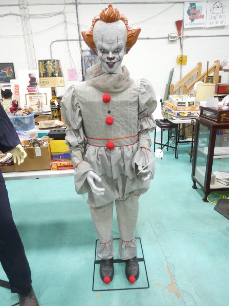 Life Size Pennywise from the Stephen King It Movie Animated Talking Figure Works (1 of 6)