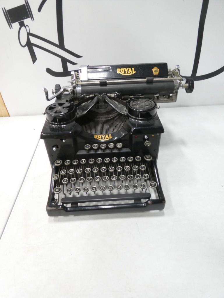 Vintage Royal Typewriter - as is (1 of 7)