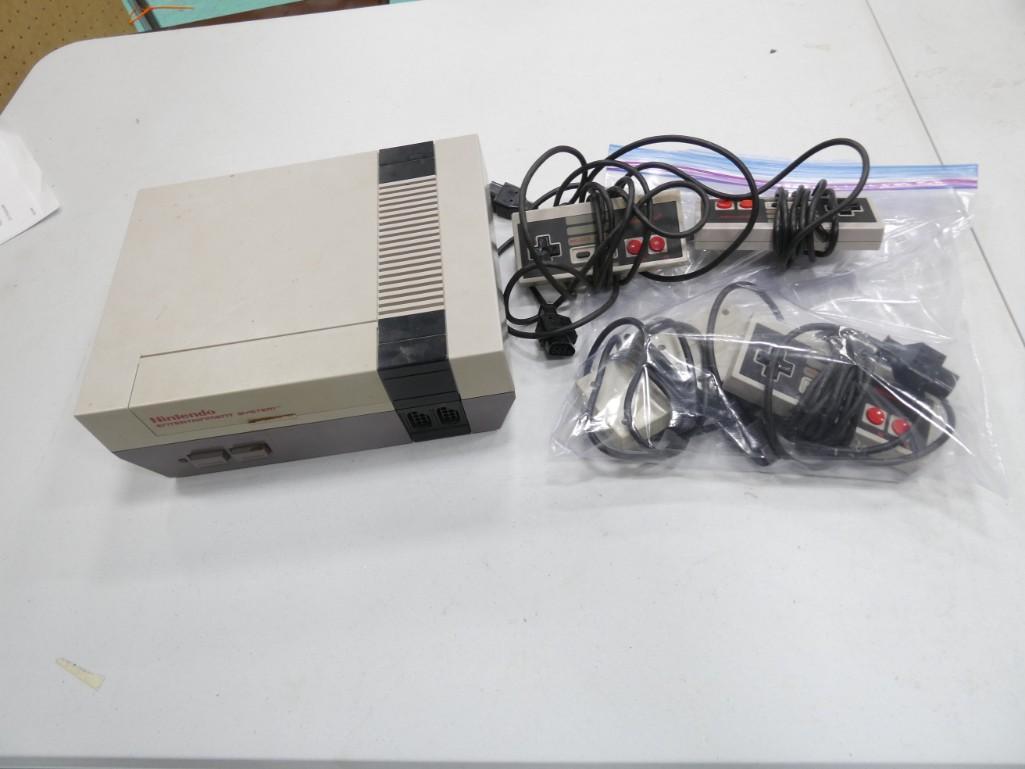 Nintendo NES Entertainment System Video Game System, 4 Controllers, No other cords (1 of 4)