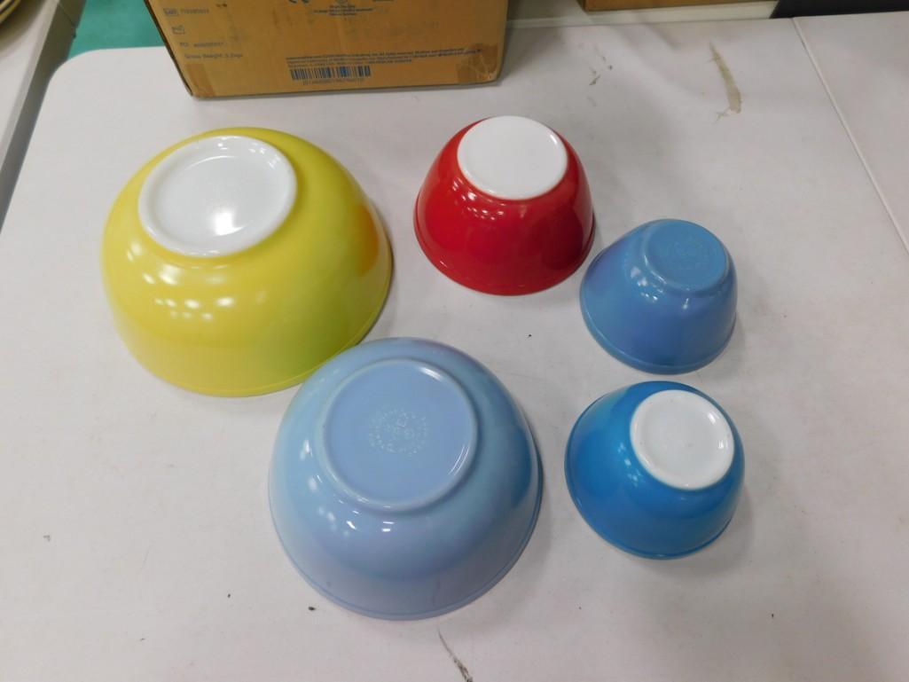 5 Vintage Pyrex Bowls incl 3 Primary Colors Nesting Bowls and 2 Solid Light Blue Bowls (1 of 3)