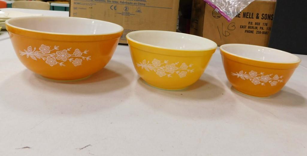 Vintage Pyrex Butterfly Gold Set of 3 Nesting Bowls (1 of 4)