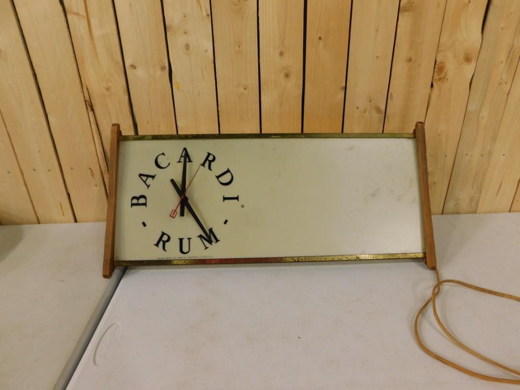 Vintage Bacardi Rum Clock - it works: Vintage Bacardi Rum Clock - it works