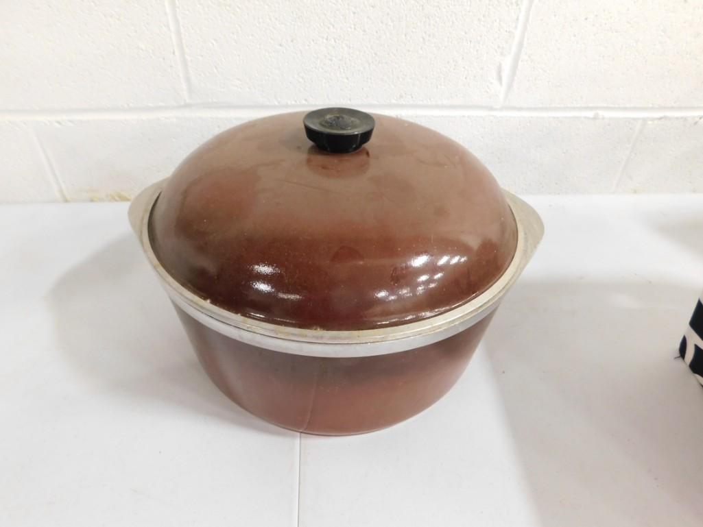 Vintage Club Aluminum Pot / Dutch Oven with lid: Vintage Club Aluminum Pot / Dutch Oven with lid - measures roughly 11.5" diameter and 5.5" deep