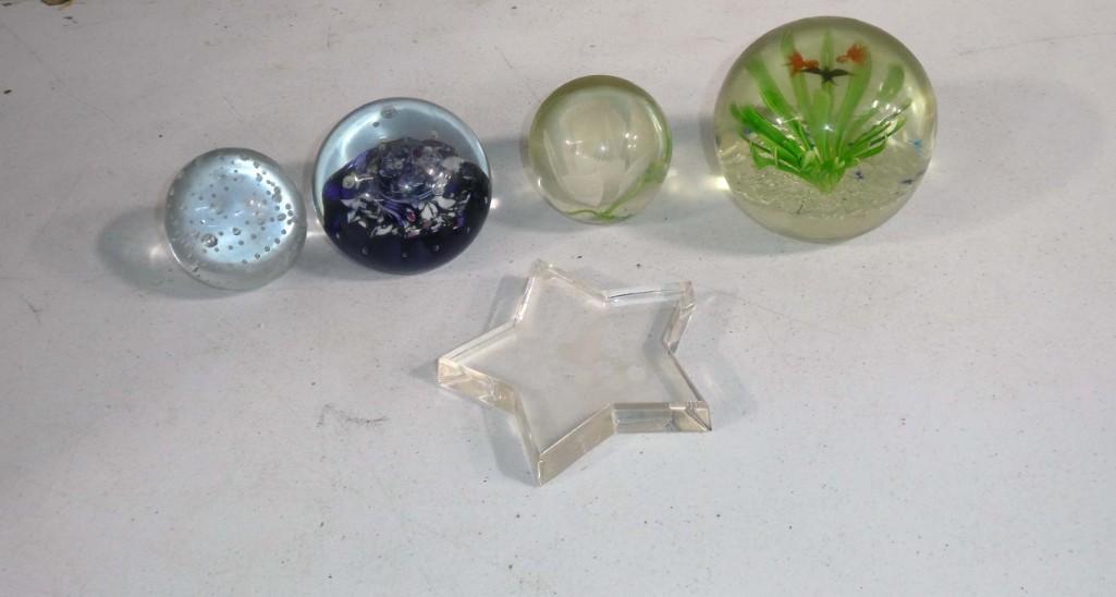 5 Paperweights incl Val St Lambert Laslo, Edinburgh SEIC 1979, etc: 5 Paperweights incl Val St Lambert Laslo, Edinburgh SEIC 1979, etc