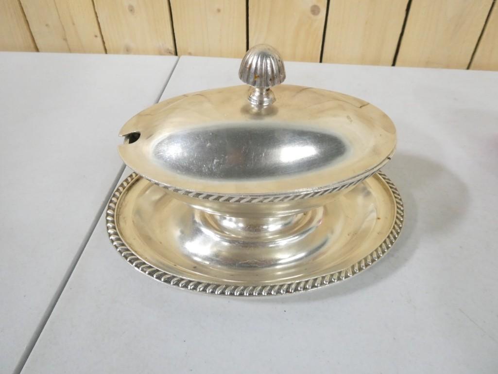 Reed & Barton Silver Soldered United States Navy Covered Gravy or Sauce Boat with Attached Underplat: Reed & Barton Silver Soldered United States Navy Covered Gravy or Sauce Boat with Attached Underplate