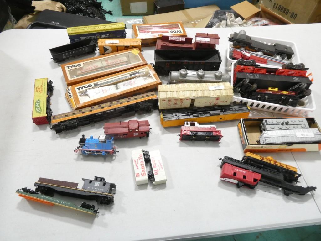 Lot of Asst Model Trains, Accessories, etc incl HO and Other Scales (1 of 8)