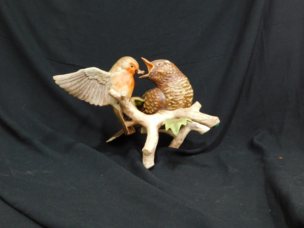 Goebel Robin with Young Cuckoo Bird Figurine: Goebel Robin with Young Cuckoo Bird Figurine