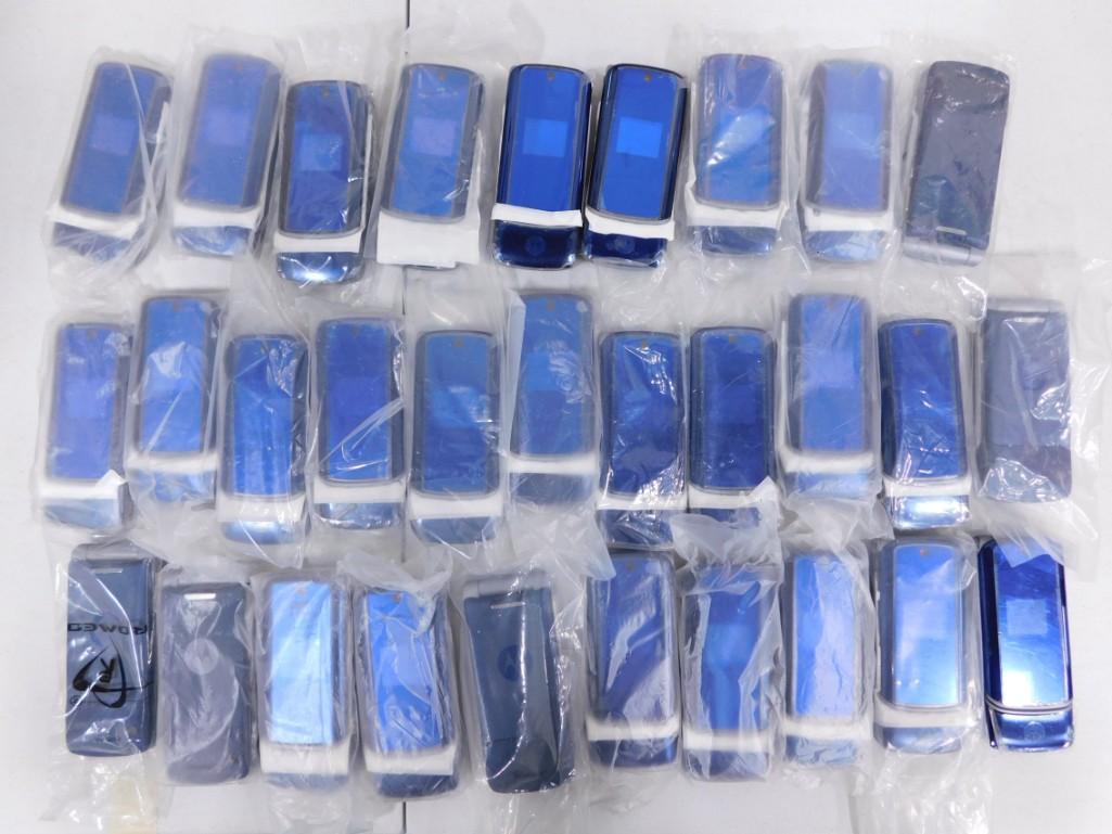 30 Flip Phone Cell Phones incl Motorola (1 of 2)