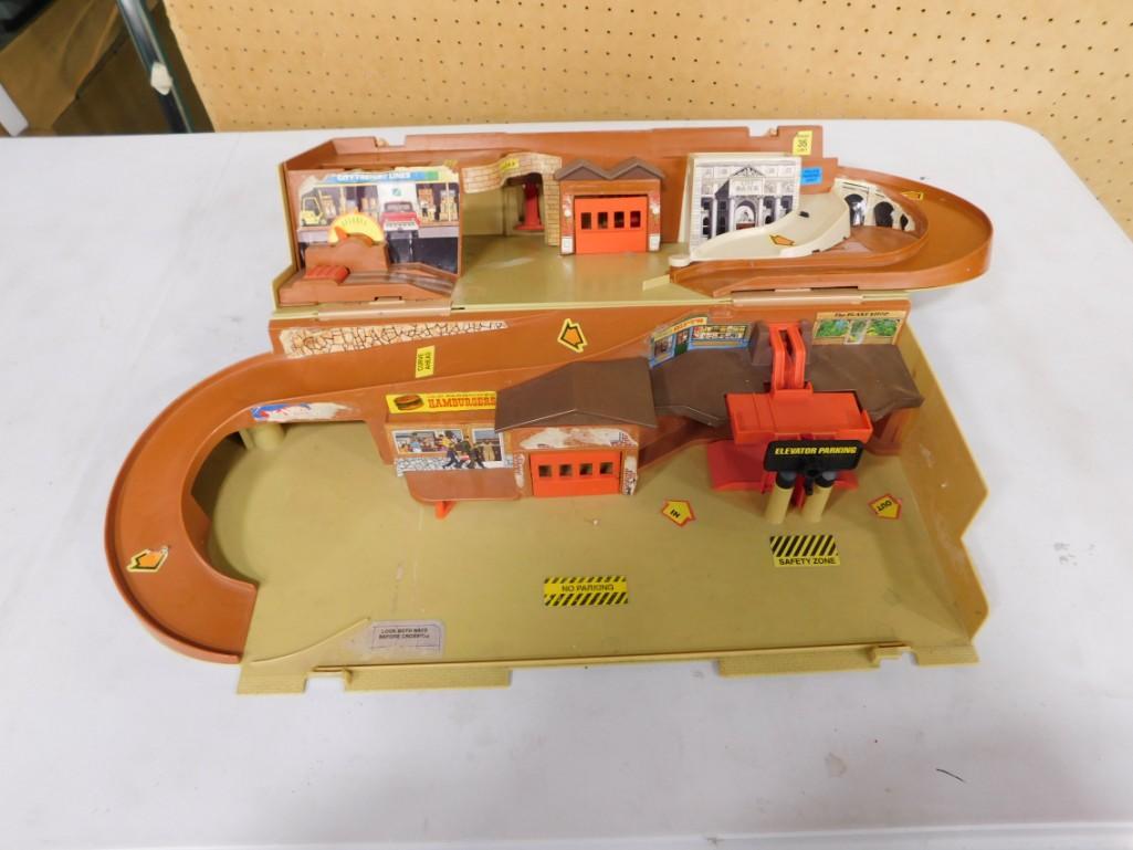 Vintage Hot Wheels City Service Center: Vintage Hot Wheels City Service Center Condition: Please see all pictures. Some of the stickers are torn/off