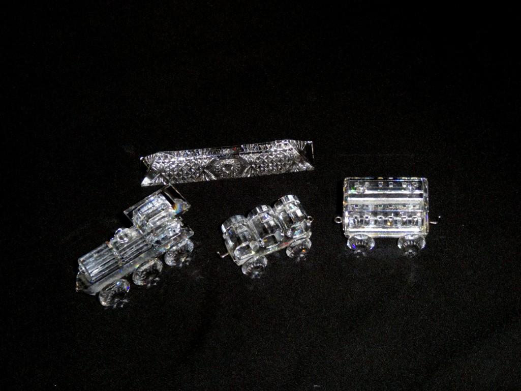 Swarovski Crystals Lot incl Train Cars, etc: Swarovski Crystals Lot incl Train Cars, etc Condition: 1 train car is missing a wheel and the smoke stack . Quarter is for size reference only and is not included