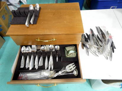 Sterling Silver Flatware Set in a Wood Box: Sterling Silver Flatware Set in a Wood Box. Includes 70 Sterling Silver items incl Spoons, Forks, Serving Utensils, etc weighing 2660g of Sterling Silver. 25 Knives and a Pie Server have Sterling Silv