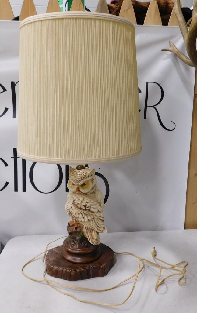 Vintage Lamp with a nice ceramic Owl Base: Vintage Lamp with a nice ceramic Owl Base - roughly 29" tall with the shade
