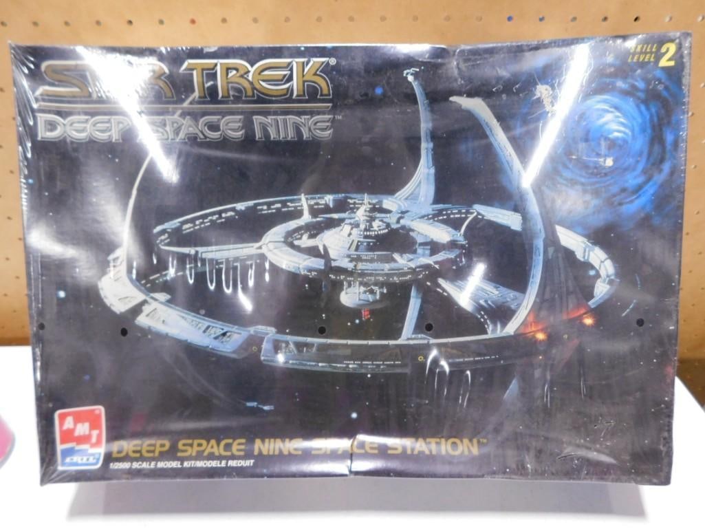 Star Trek Deep Space Nine Space Station 1/2500 Scale Model Kit New and Sealed (1 of 3)