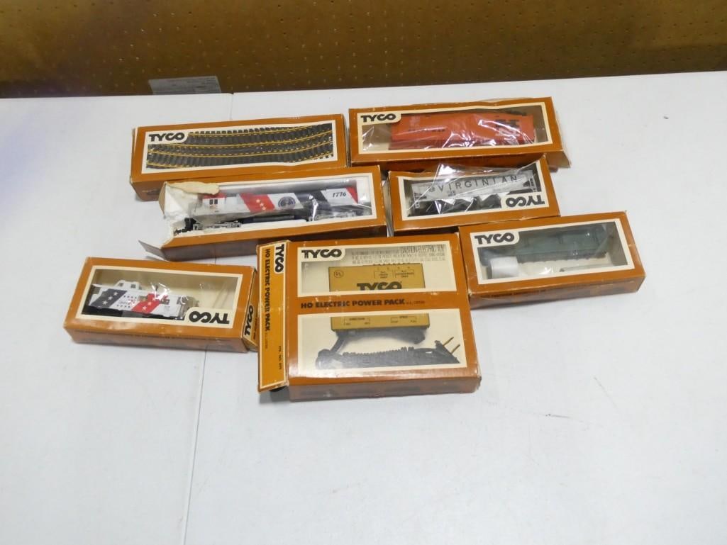 Tyco Model Train Cars and Railroad Track (1 of 7)