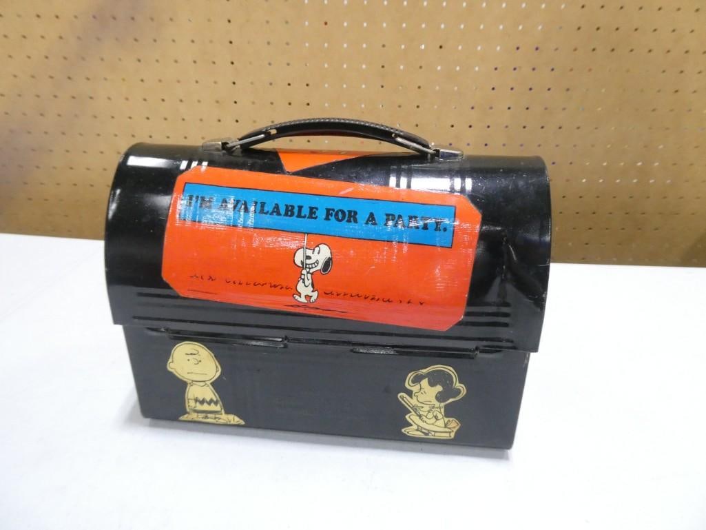 Metal Lunchbox with Peanuts Snoopy, Charlie Brown, Lucy Decals (1 of 4)