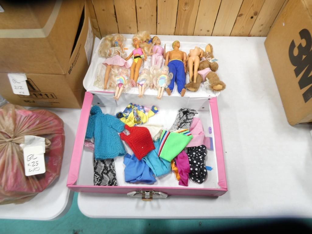 Dolls incl Barbies, Ken, etc in an American Beauty Case with Doll Fashions: Dolls incl Barbies, Ken, etc in an American Beauty Case with Doll Fashions Condition: 1 doll is missing her head