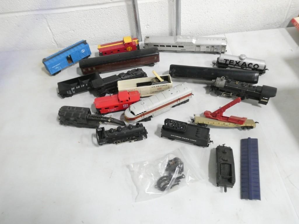 Large Lot of assorted H0 Scale Train cars including some engines, Santa Fe, New Haven, US Air Force (1 of 9)