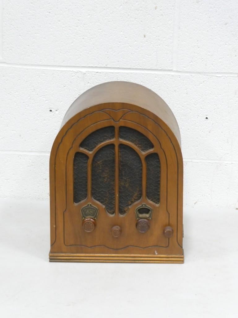 Vintage RCA Model R-28-P Tube Radio (1 of 7)