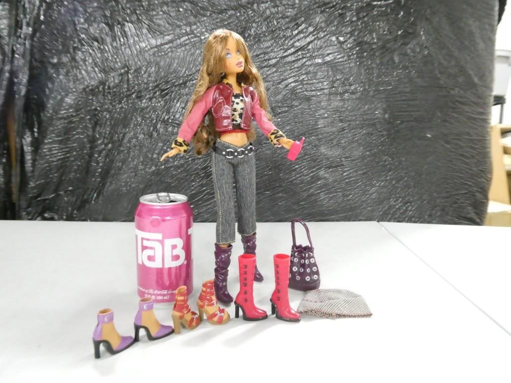 My Scene Barbie Madison Shopping Spree Aldo.: My Scene Barbie Madison Shopping Spree Aldo. - Missing doll money, credit cards, a box, a bag and silver bracelet - the boots are pretty killer though!