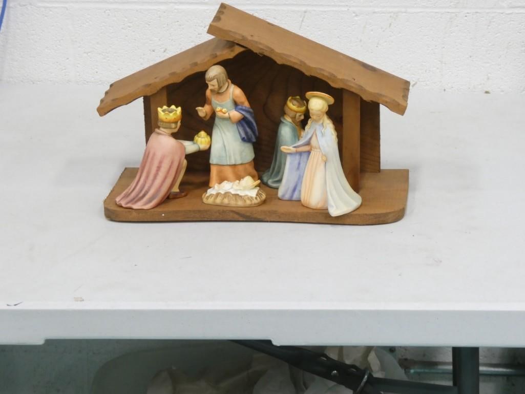Goebel Hummel Small Nativity Scene Christmas Decoration (1 of 13)