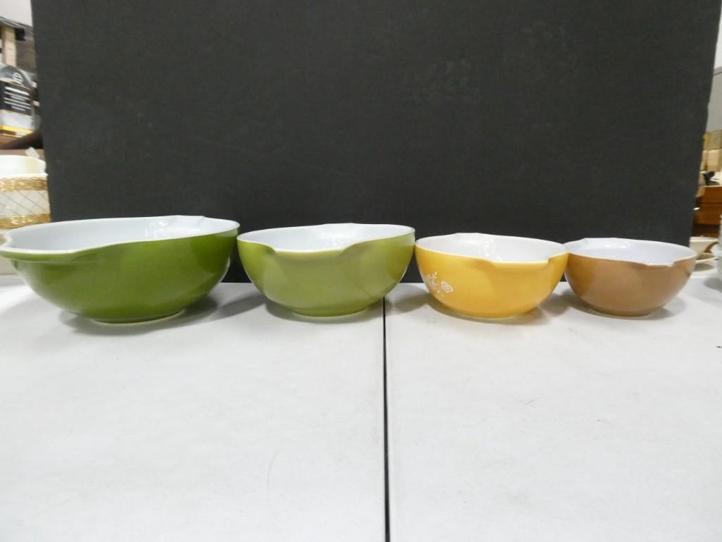 4 Vintage Pyrex Cinderella Nesting Bowls or Mixing Bowls (1 of 9)