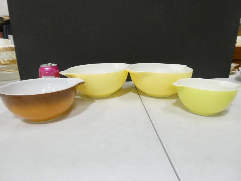 Lot of 4 Vintage Pyrex Cinderella Bowls in Assorted Colors and Sizes (1 of 6)