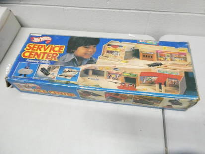 Vintage Hot Wheels Service Center with original Box: Vintage Hot Wheels Service Center with original Box - Comes with everything shown. One of the legs is broken off, but it still kind of stands